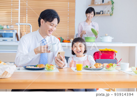 ファミリーイメージ　朝食を食べる家族　 93914394