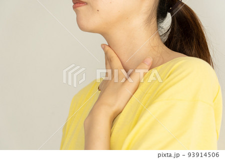 喉の痛み　女性 93914506