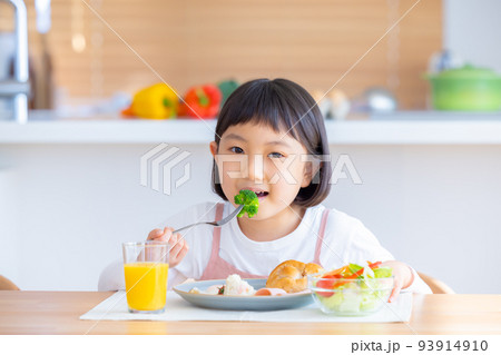 ファミリーイメージ　朝食を食べる女の子 93914910