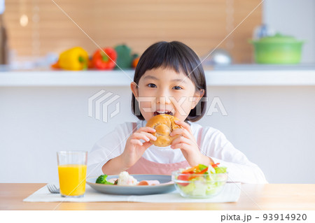 ファミリーイメージ　朝食を食べる女の子 93914920