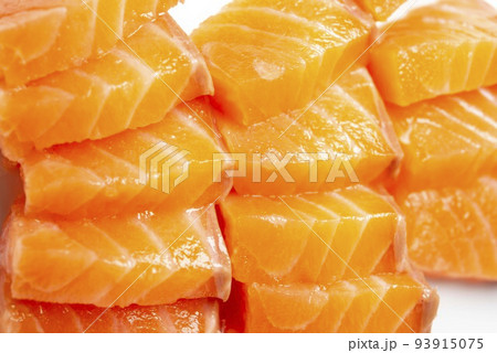 新鮮で美味しいサーモンの刺身 93915075