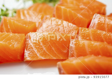 新鮮で美味しいサーモンの刺身 新鮮で美味しいサーモンの刺身 93915077