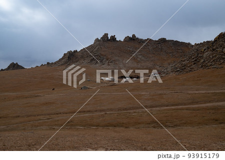 モンゴルの初冬の草原の風景 93915179