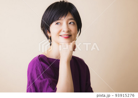 ミドル女性　ビューティ　ベージュバック紙　 93915276