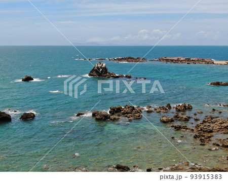 牛ノ浜海岸のシンボル鳥居のある岩の空撮 93915383