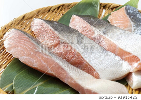 美味しい鮭の切り身 93915425
