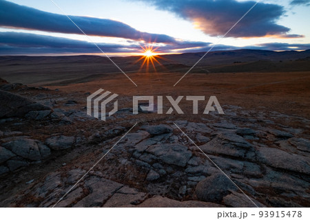 モンゴルの初冬の草原の夕景 モンゴルの初冬の草原の夕景 93915478