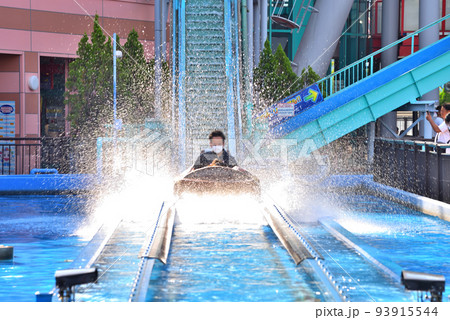 横浜公園の水上を滑り降りるアトラクション 93915544