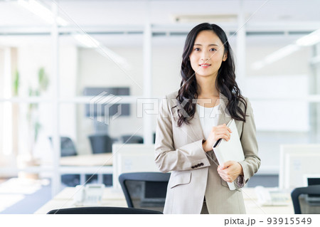 オフィスのビジネスウーマン　 93915549