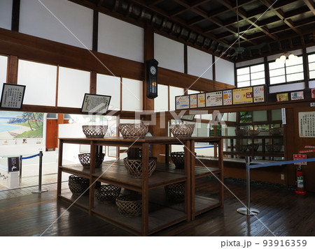 昭和レトロな銭湯の脱衣所（江戸東京たてもの園・子宝湯） 93916359