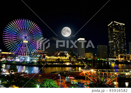 横浜の公園の上に昇る満月前日の月 93916582