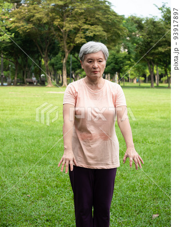 白髪 白髭 白い毛 93917897