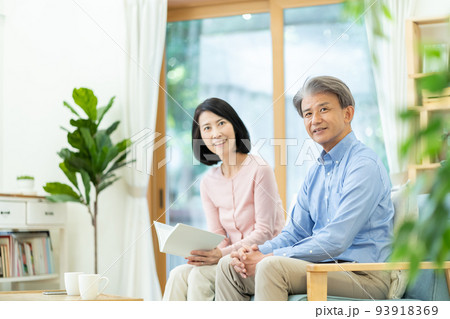 ミドル夫婦　団欒 93918369