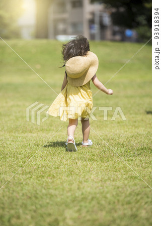 後ろ向きの少女 でっかい