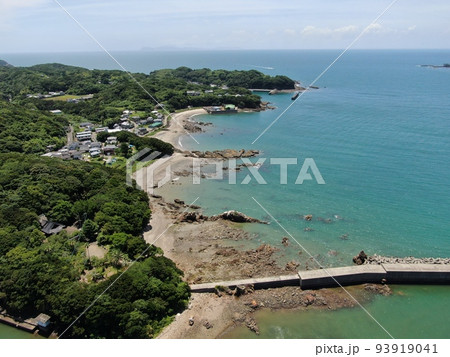 阿久根港の上空から戸柱自然公園の海岸線の空撮 阿久根港の上空から戸柱自然公園の海岸線の空撮 93919041