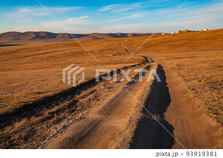モンゴルの初冬の草原の景色 モンゴルの初冬の草原の景色 93919381
