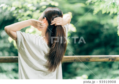 森の中にいる綺麗な髪の女性（まとめる） 93919908