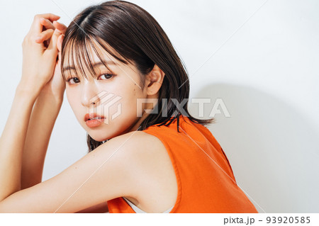 ヘアスタイル　メイクアップイメージ 93920585