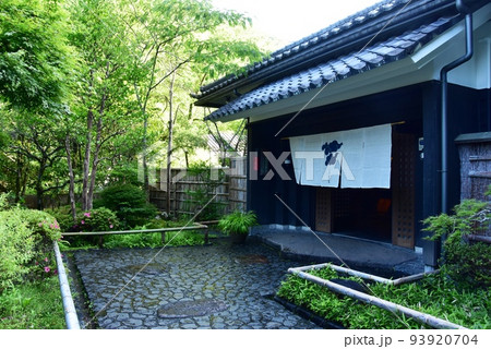 箱根町 箱根湯本温泉の天山湯治郷玄関と新緑 箱根町 箱根湯本温泉の天山湯治郷玄関と新緑 93920704