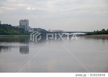 Shot of the city on the river in cloudy day 93920836