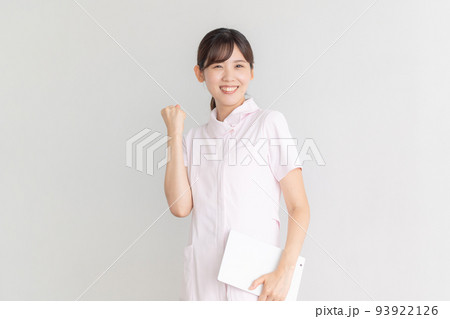 ポーズをとるナース服の女性 93922126
