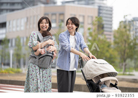 街を歩く育児中の夫婦 93922355