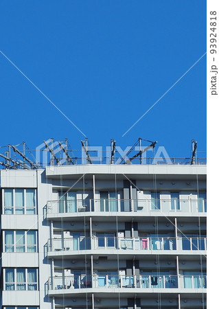 高層マンションの修繕工事：クレーンを多用している 93924818
