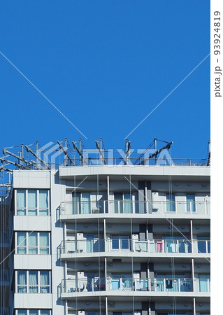 高層マンションの修繕工事：クレーンを多用している 93924819