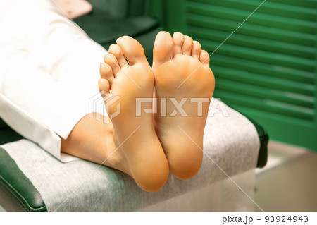Feet of a young caucasian woman while treatment procedure in a beauty salon 93924943