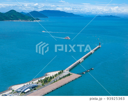 新造船シマシマめおん　フェリーが行き交う高松港（香川県高松市） 93925363