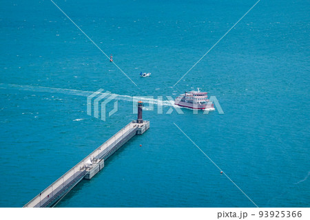 新造船シマシマめおん フェリーが行き交う高松港(香川県高松市) 新造船シマシマめおん フェリーが行き交う高松港(香川県高松市) 93925366