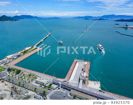 新造船シマシマめおん フェリーが行き交う高松港(香川県高松市) 新造船シマシマめおん フェリーが行き交う高松港(香川県高松市) 93925370
