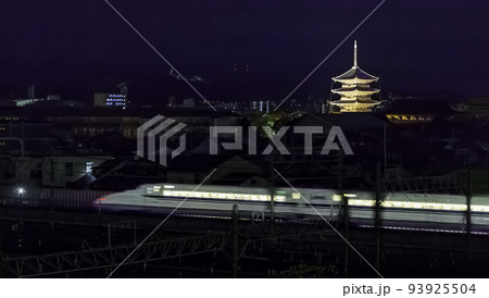 ライトアップされた東寺の前を通過する東海道新幹線 93925504