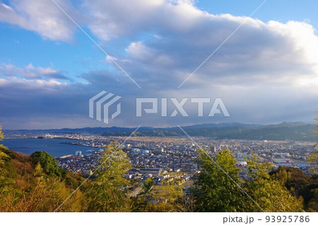 徳島県　日峯山から小松島市・阿南市方面を望む 93925786