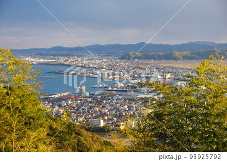 徳島県　日峯山から小松島市・阿南市方面を望む 93925792