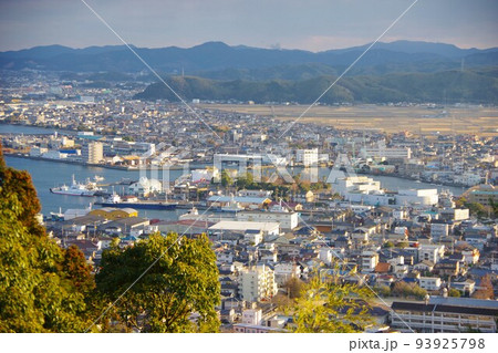 徳島県　日峯山から小松島市方面を望む 93925798