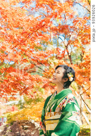 紅葉と着物の女性 93926026
