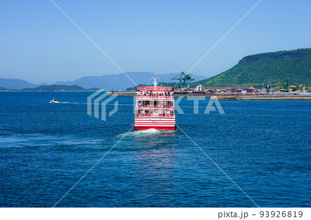 瀬戸内国際芸術祭で賑わう春の高松港（香川県高松市） 93926819