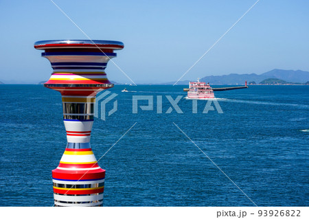 瀬戸内国際芸術祭で賑わう春の高松港（香川県高松市） 93926822