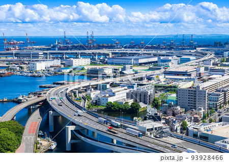 横浜ベイエリア　首都高速湾岸線と埠頭風景 93928466