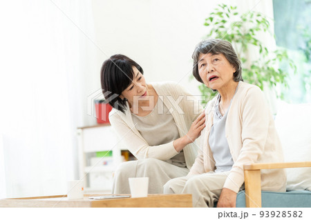 不仲な嫁と姑 嫁姑 母子 シニア女性 ミドル女性 2人 不仲な嫁と姑 嫁姑 母子 シニア女性 ミドル女性 2人 93928582