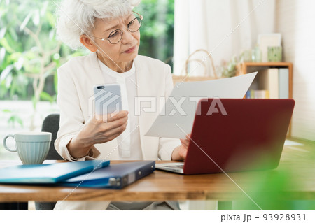 仕事をするシニア女性 93928931