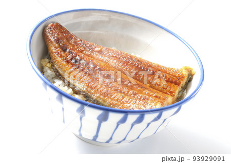 白米の上に鰻の蒲焼きが乗ってる熱々鰻丼を白背景で撮影 白米の上に鰻の蒲焼きが乗ってる熱々鰻丼を白背景で撮影 93929091