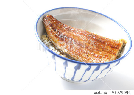 白米の上に鰻の蒲焼きが乗ってる熱々鰻丼を白背景で撮影 白米の上に鰻の蒲焼きが乗ってる熱々鰻丼を白背景で撮影 93929096