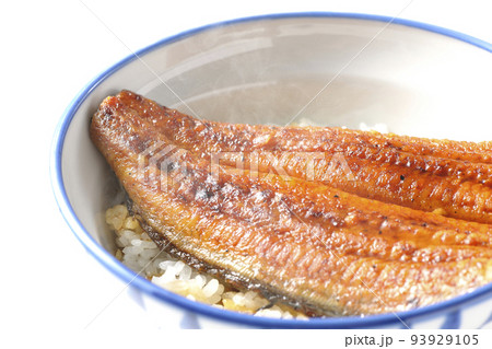 白米の上に鰻の蒲焼きが乗ってる熱々鰻丼を白背景で撮影 93929105
