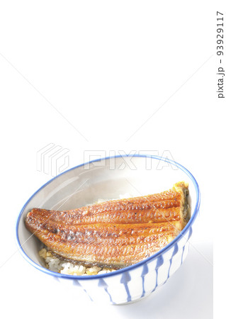 白米の上に鰻の蒲焼きが乗ってる熱々鰻丼を白背景で撮影 白米の上に鰻の蒲焼きが乗ってる熱々鰻丼を白背景で撮影 93929117