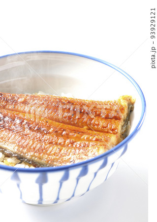 白米の上に鰻の蒲焼きが乗ってる熱々鰻丼を白背景で撮影 白米の上に鰻の蒲焼きが乗ってる熱々鰻丼を白背景で撮影 93929121