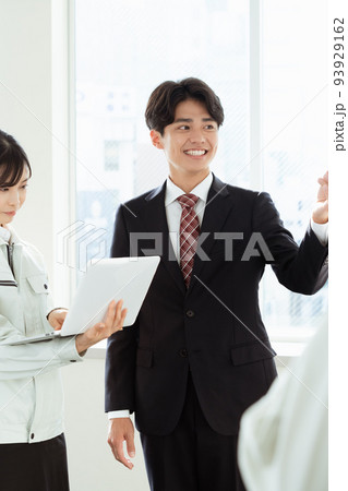 ミーティングをするビジネスマン 93929162