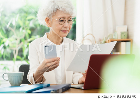 仕事をするシニア女性 93929240