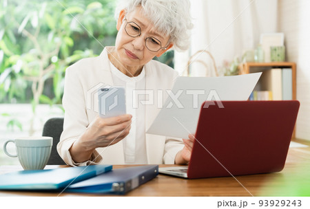 仕事をするシニア女性 仕事をするシニア女性 93929243